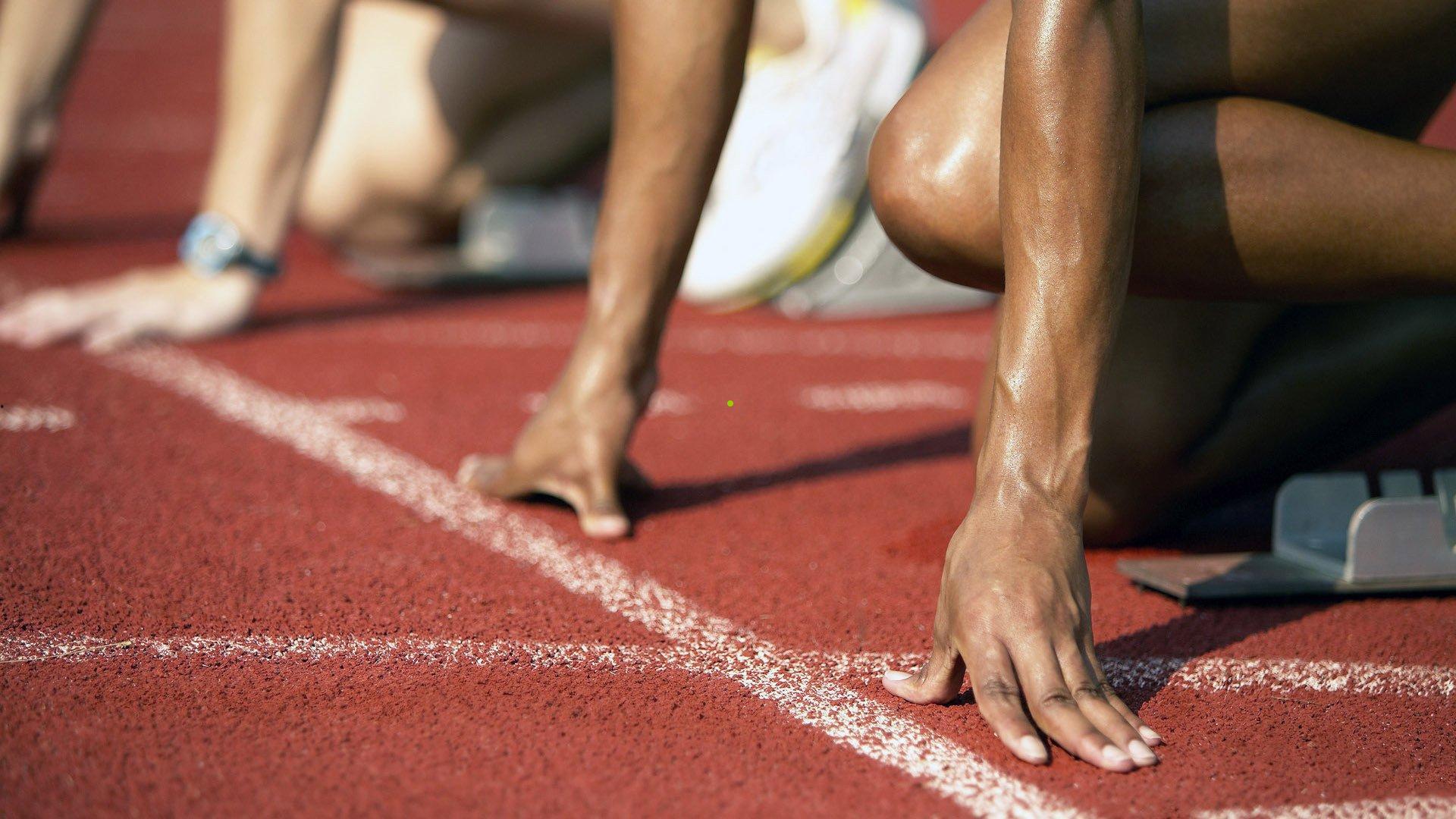 王刚转身瞬间全场泪目,二十二载绿茵传奇,终成背影